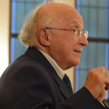 Roald Hoffman speaking at a Holocaust commemoration at Temple Beth el