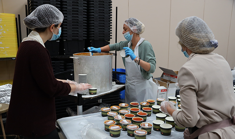 Volunteers preparing food