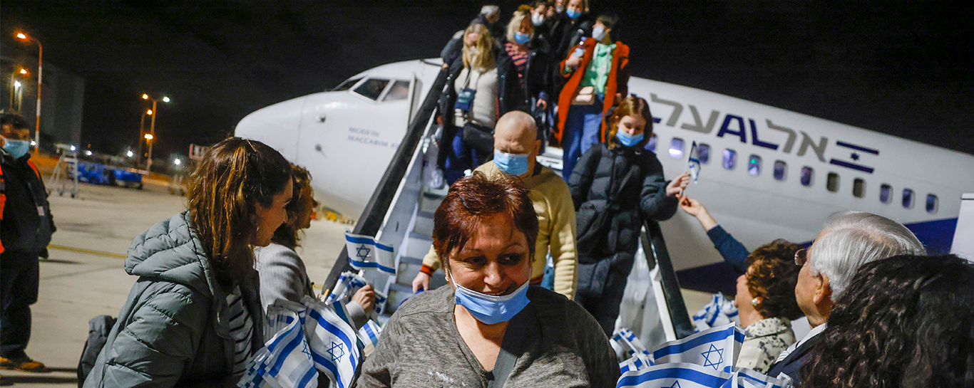 Refugees getting off a plane in Israel